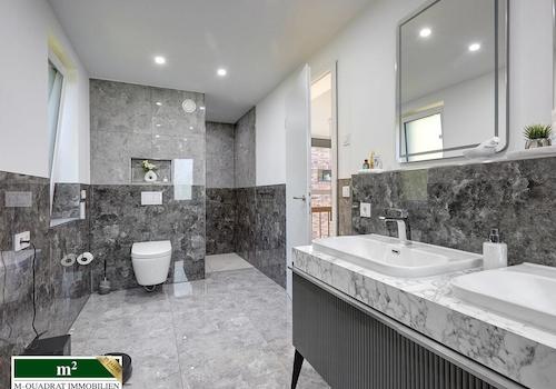 Vollbad mit bodentiefer Dusche