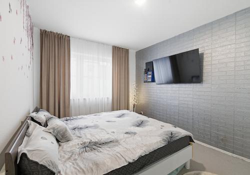 Gemütliches Schlafzimmer mit großen Fenstern