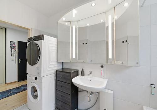 Badezimmer mit Platz für Waschmaschine und Trockner