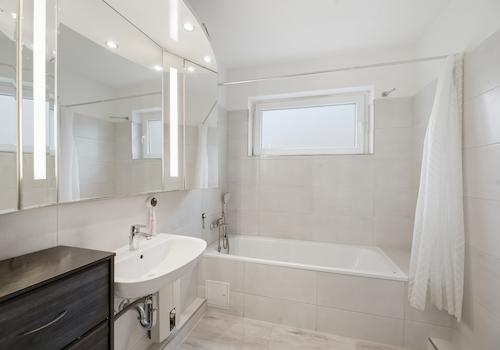 Badezimmer mit Badewanne