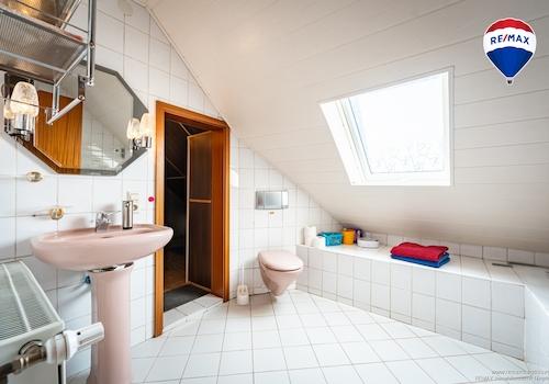 Bad mit Badewanne OG