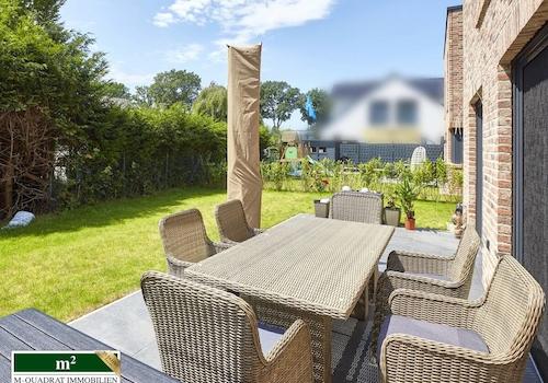 Terrasse mt Blick in den Garten