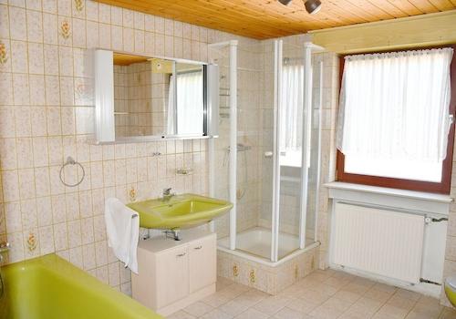 OG - Tageslichtbad mit Wanne und Dusche