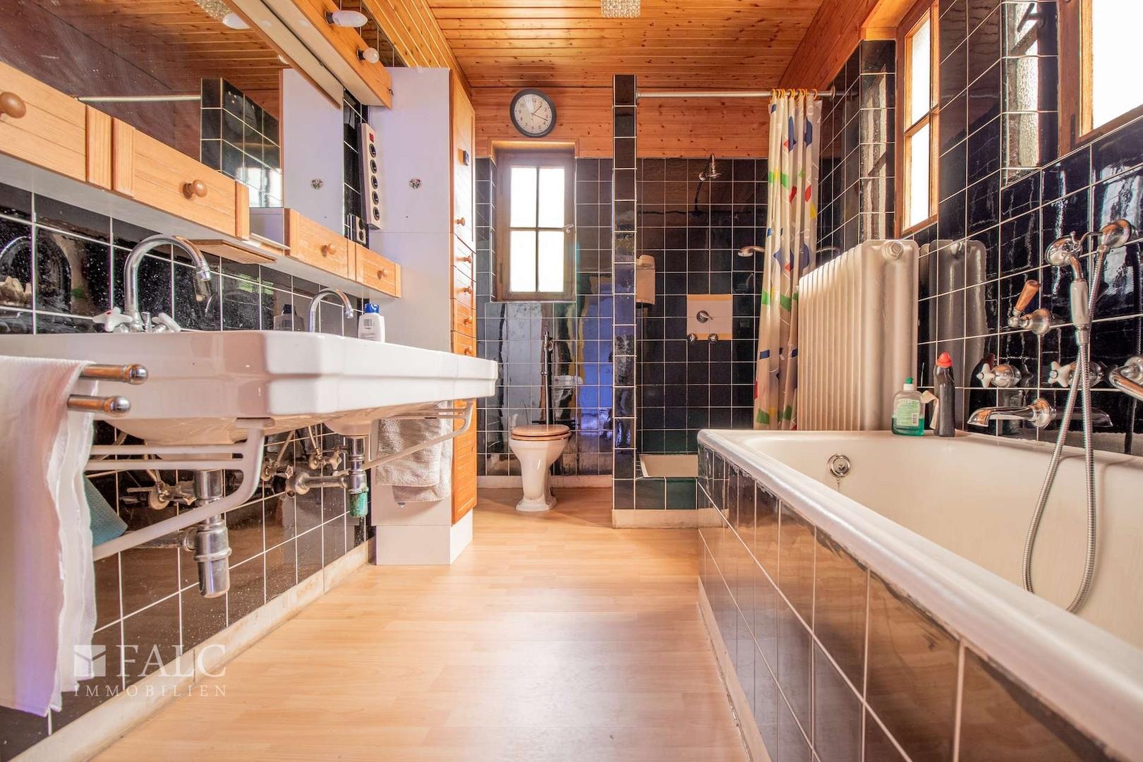 Erstes Badezimmer