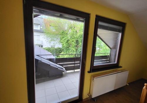 Blick v Schlafzimmer z Garten