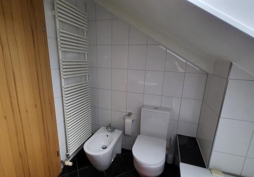 Bad OG mit Bidet und WC