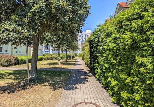Weg hinter dem Haus