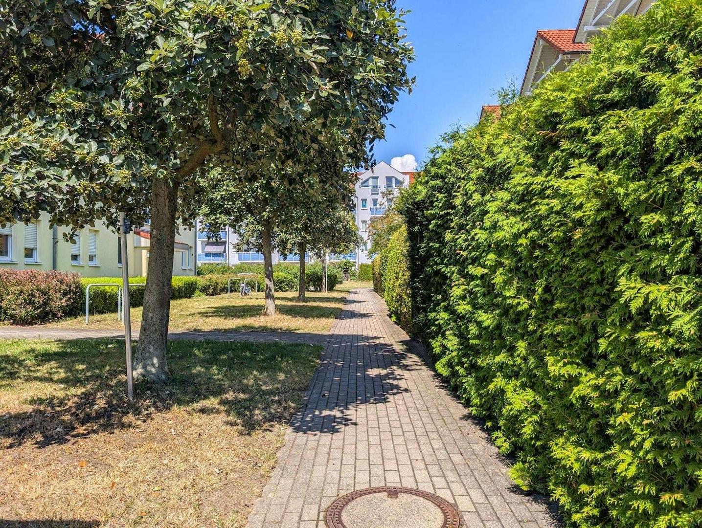 Weg hinter dem Haus