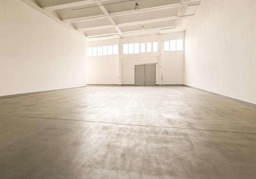 Große Halle mit eigener Zufahrt