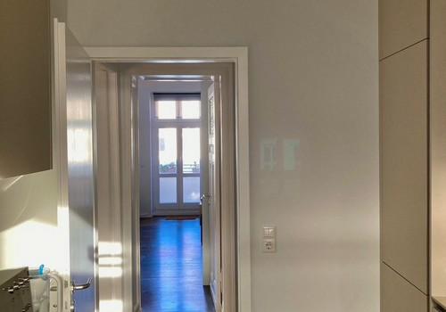 Küche - Blick ins Wohnzimmer