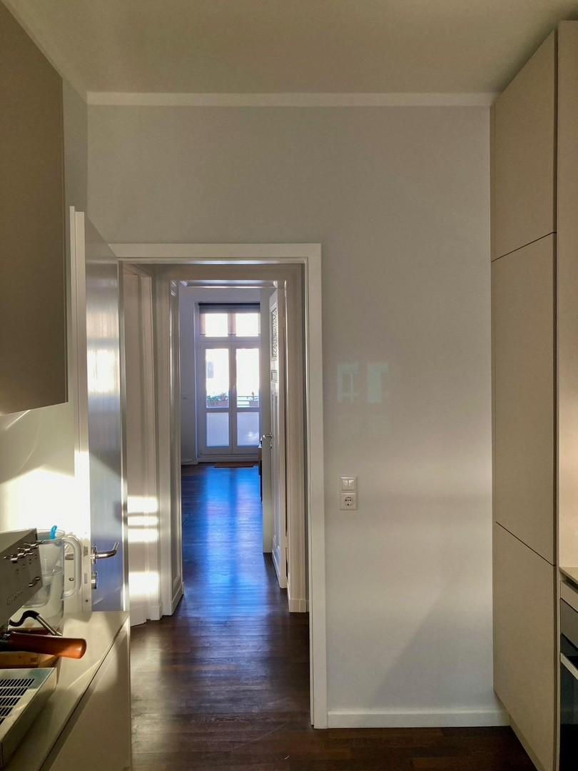 Küche - Blick ins Wohnzimmer