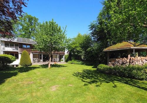 herrlicher Garten mit Blick zum Haus