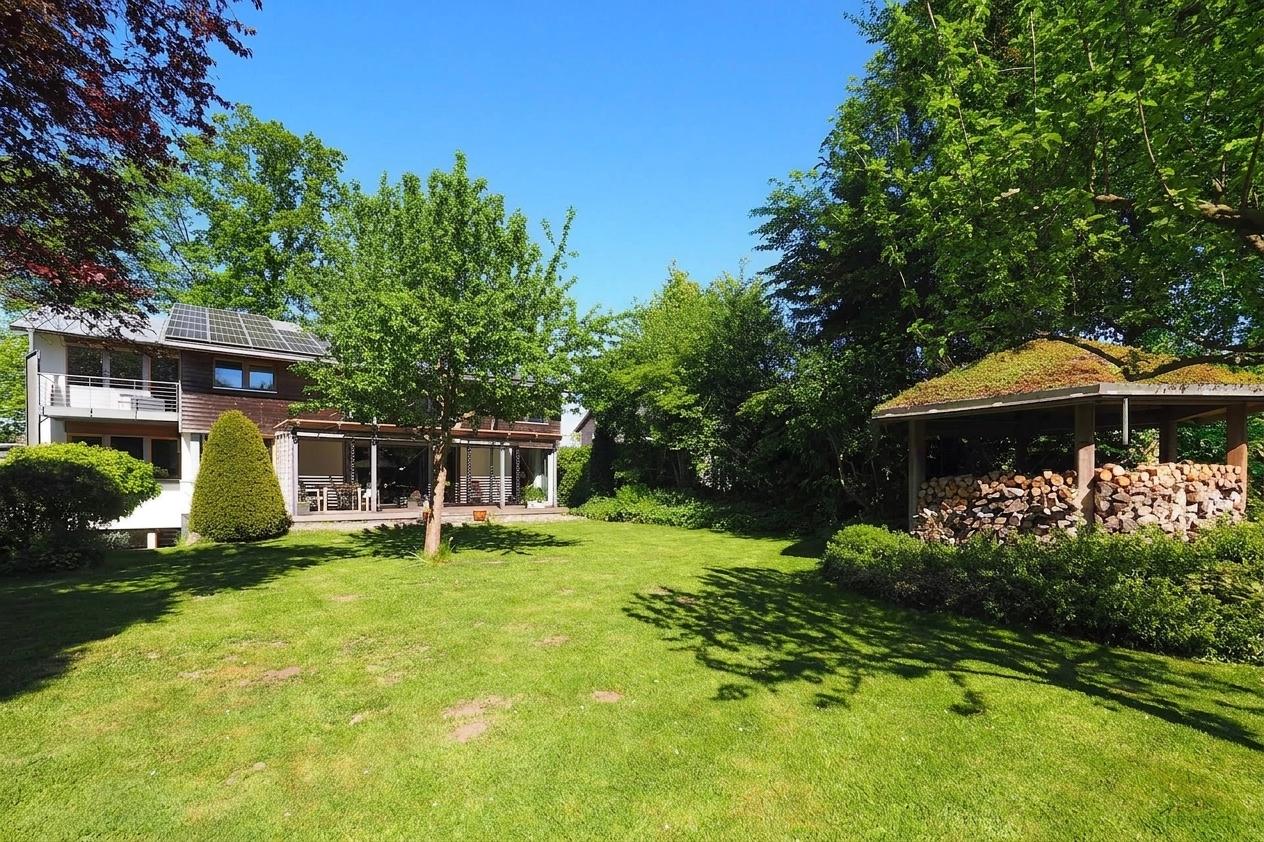 herrlicher Garten mit Blick zum Haus