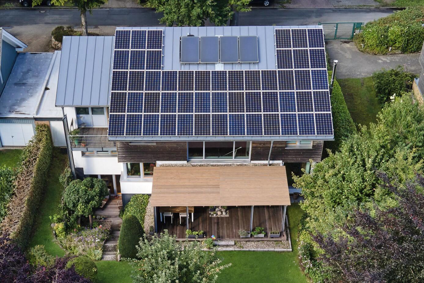 Drohnenaufnahme Solarthermie und PV-Anlage