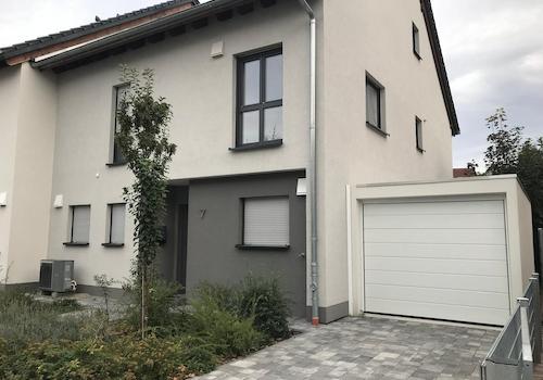 Aussenansicht mit Garage