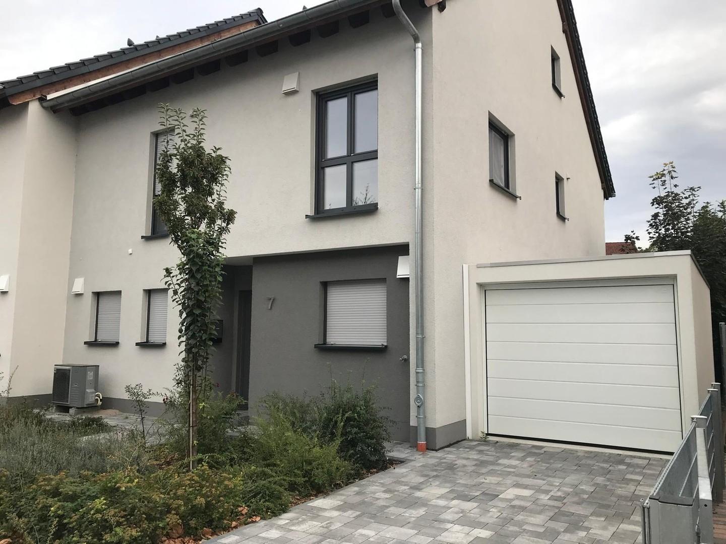 Aussenansicht mit Garage