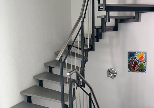 Treppe mit Holzstufen
