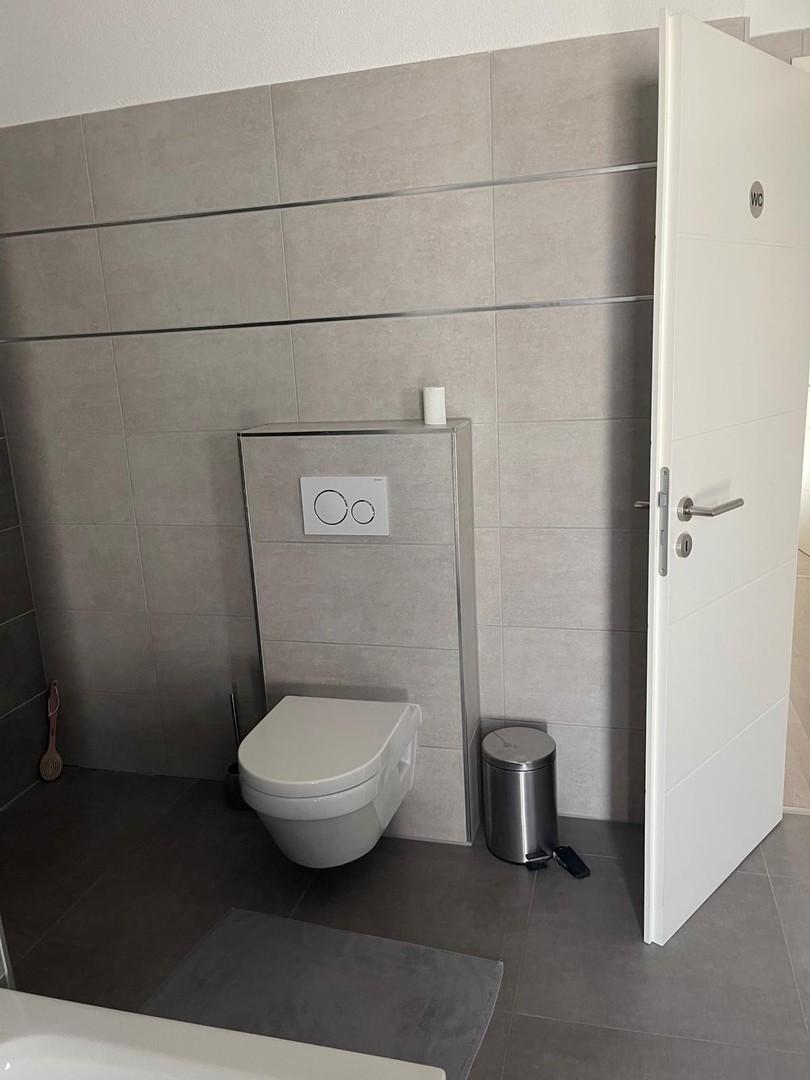 Elternbad mit Wanne und Dusche
