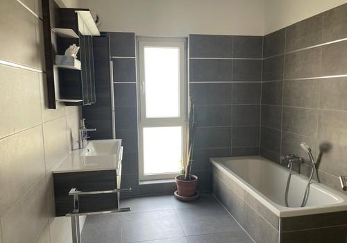 Elternbad mit Wanne + Dusche