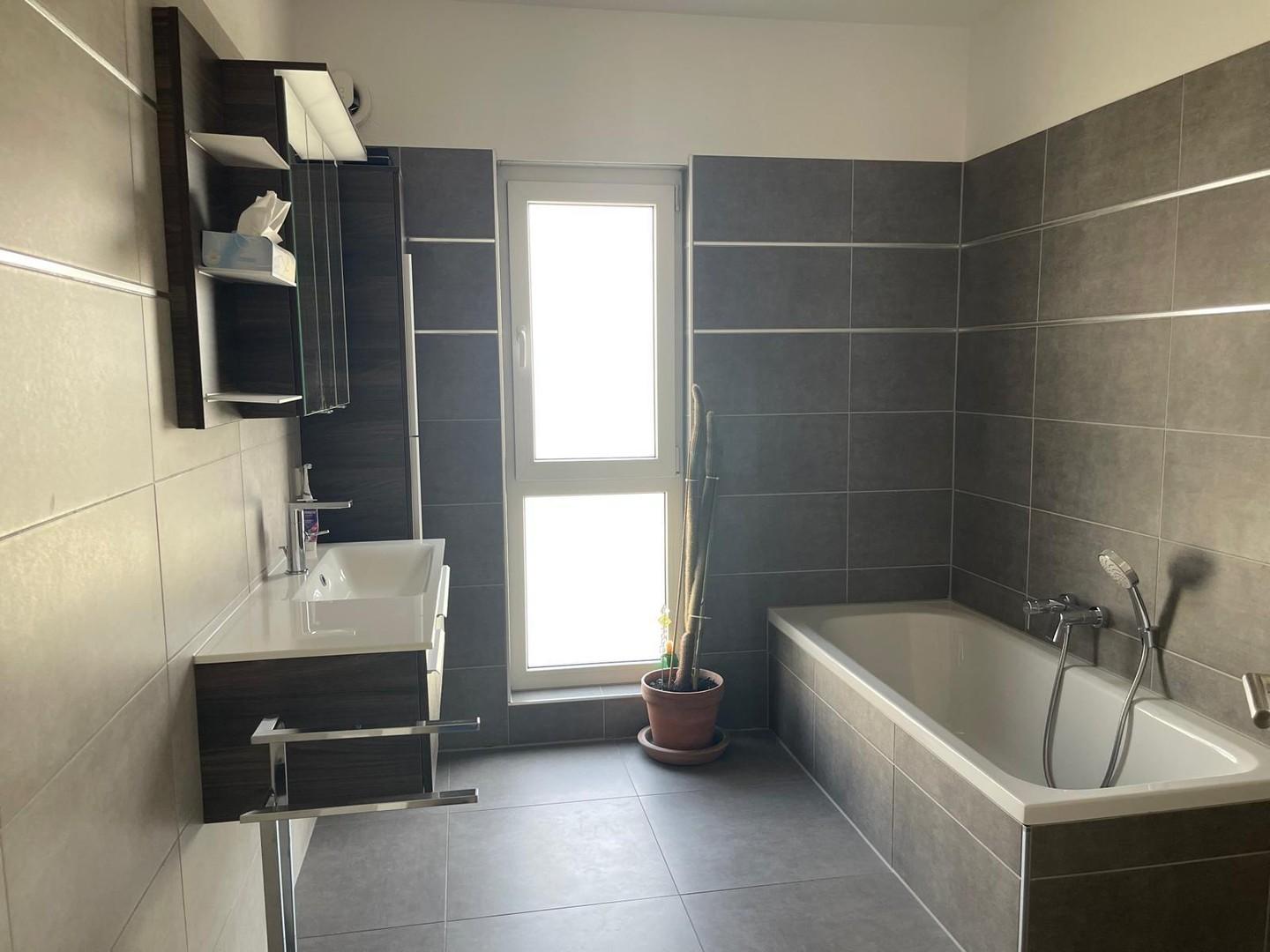 Elternbad mit Wanne + Dusche