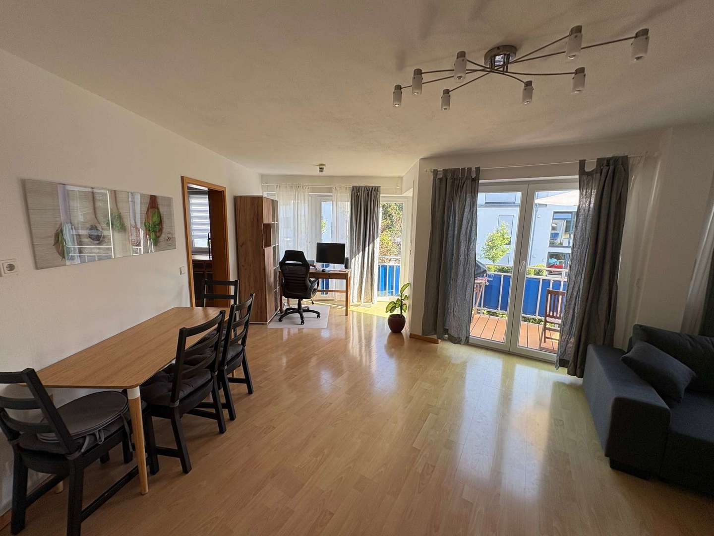 geräumiges Wohn- und Esszimmer