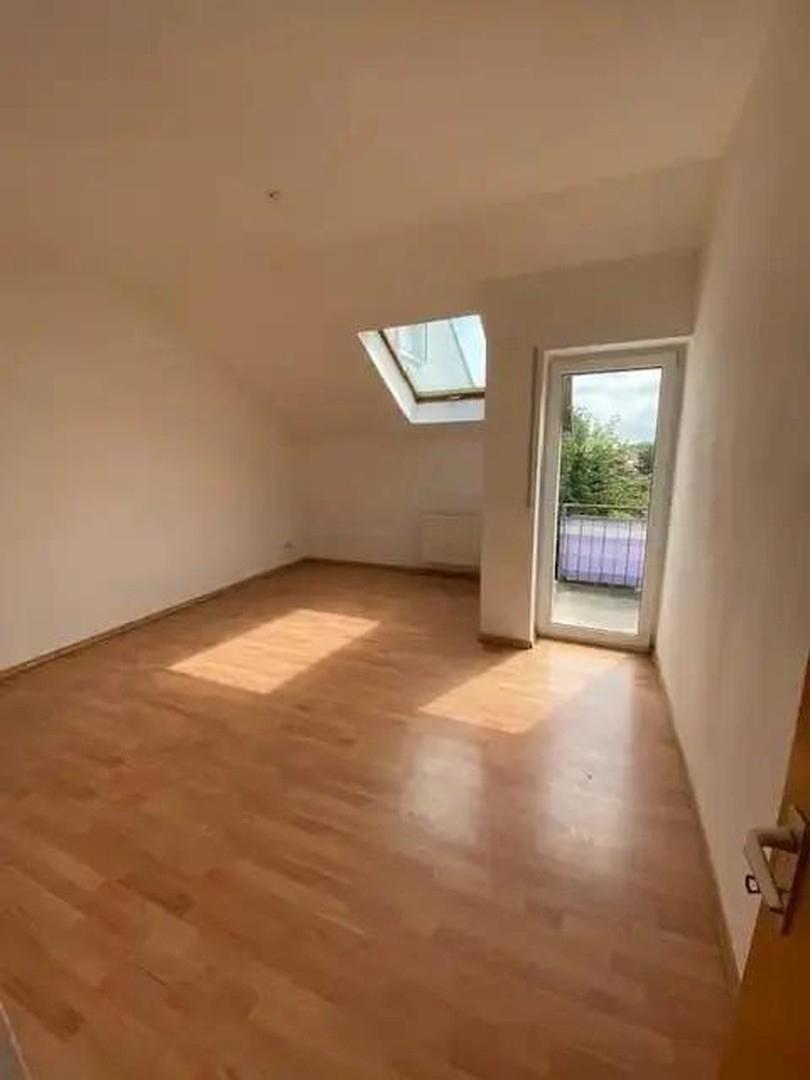 Wohnzimmer mit Balkon
