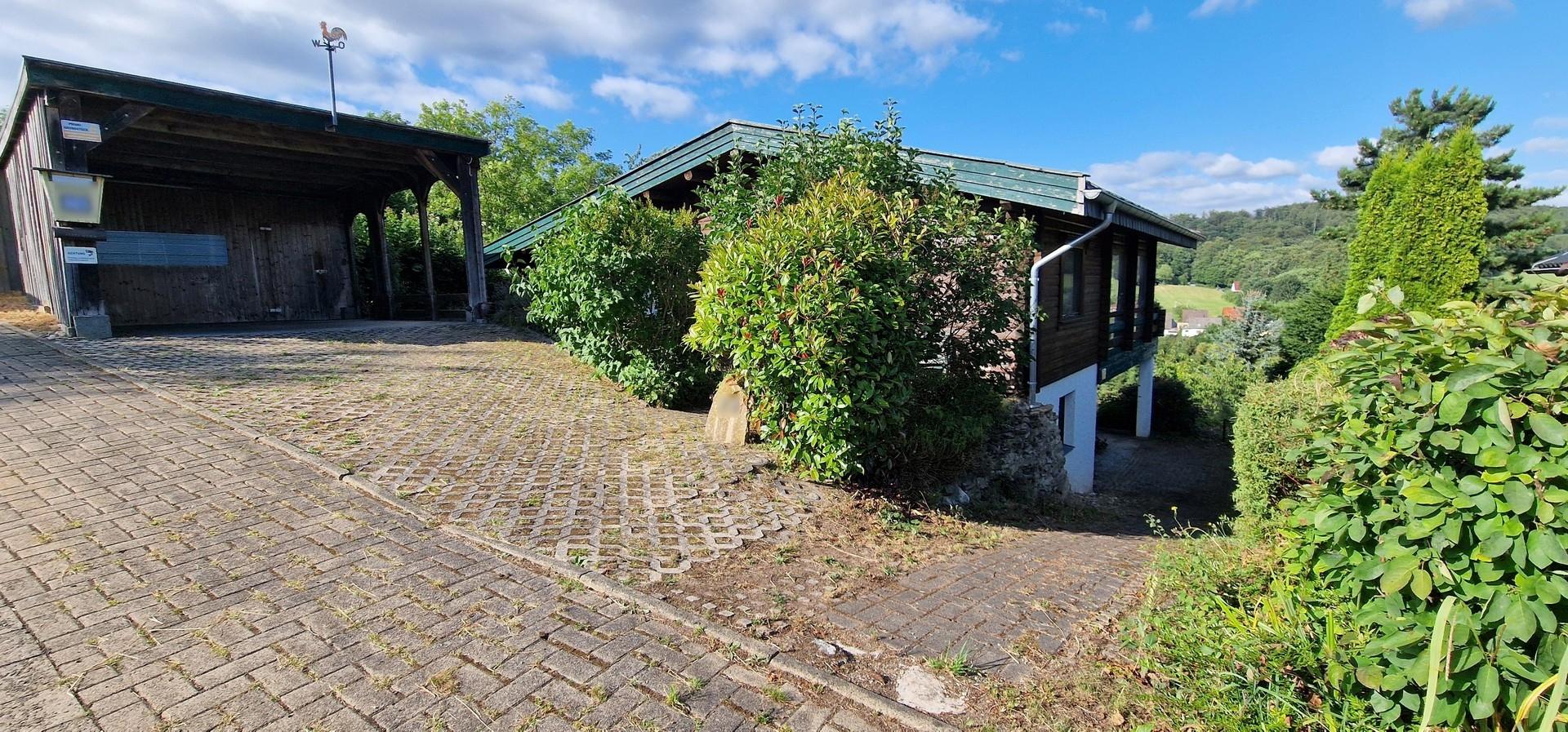 Hausansicht mit Carport