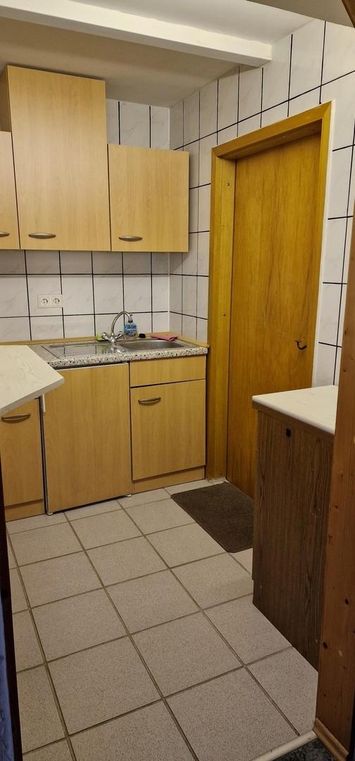 UG Küche mit Tür zur Werkstatt