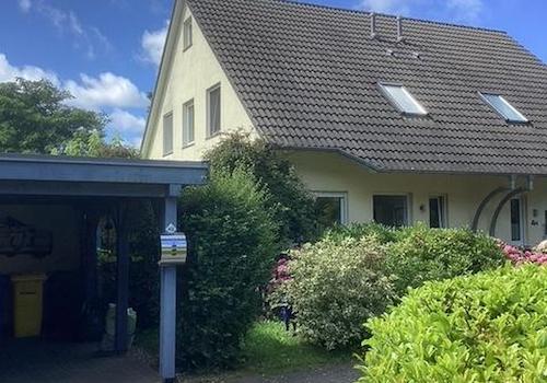 Frontseite mit Carport