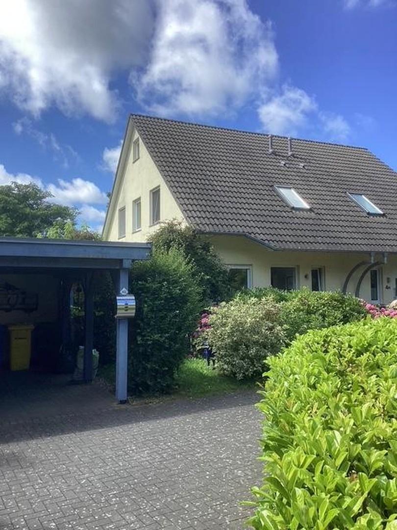 Frontseite mit Carport
