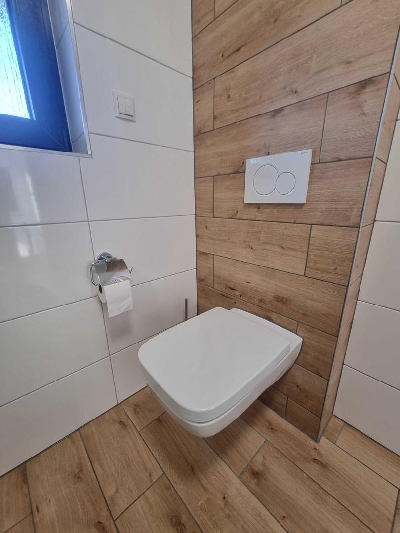 Toilette im Duschbad