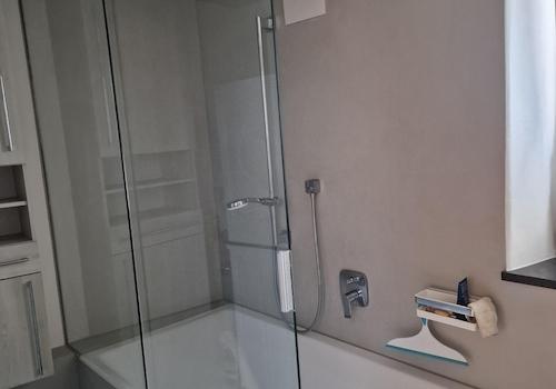 Badwanne mit Duschabtrennung