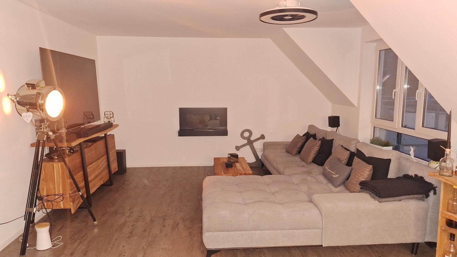 Wohnzimmer mit Kamin