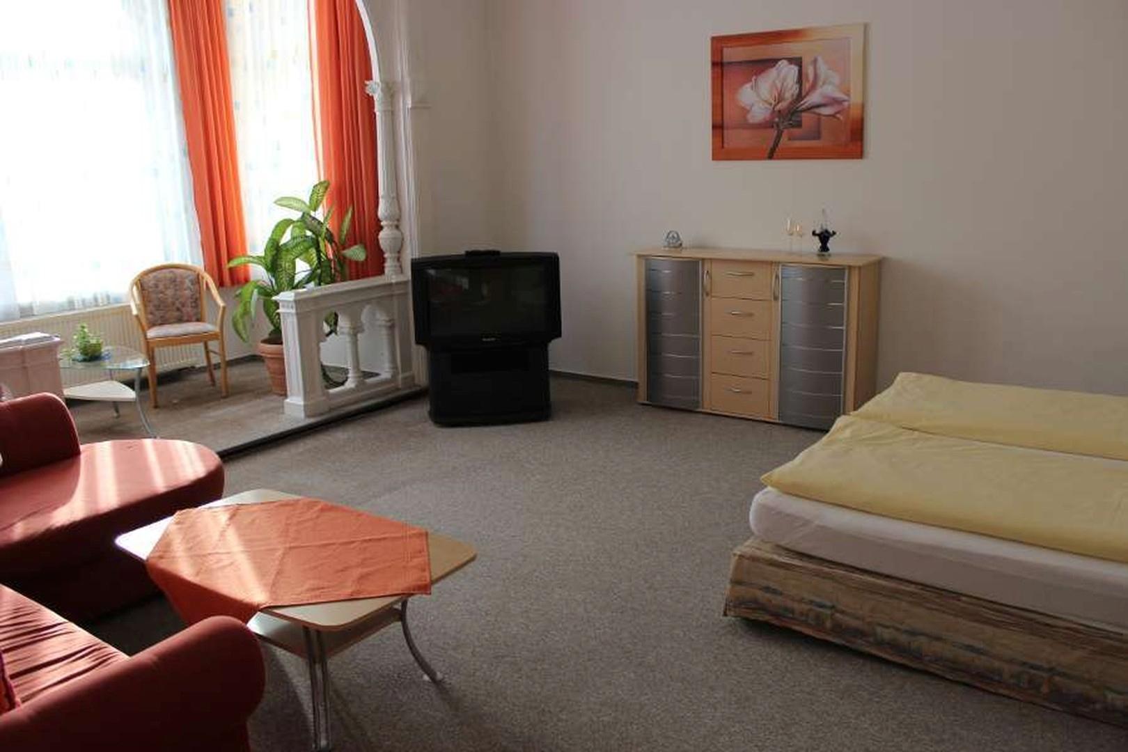 Ferienwohnung 2  Wohn-/ Schlaf