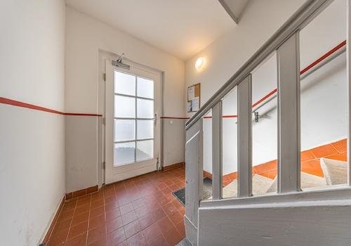 Mehrfamilienhaus | Eingangsbereich mit Treppenaufgang