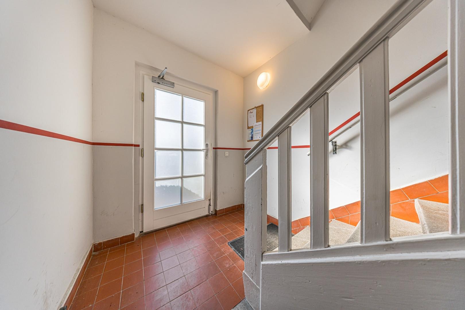 Mehrfamilienhaus | Eingangsbereich mit Treppenaufgang