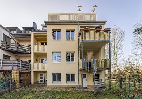 Mehrfamilienhaus | Gartenseite mit Balkonen