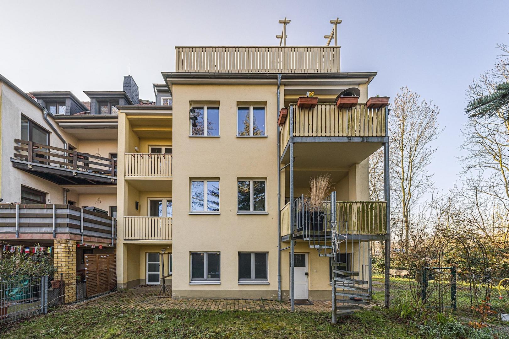 Mehrfamilienhaus | Gartenseite mit Balkonen