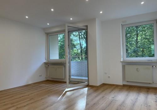 Helles Wohnzimmer mit Loggia