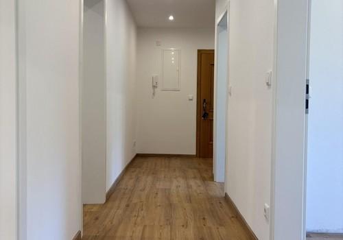Flur mit Blick zur Wohnungstür