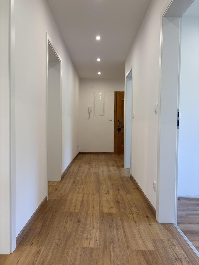 Flur mit Blick zur Wohnungstür
