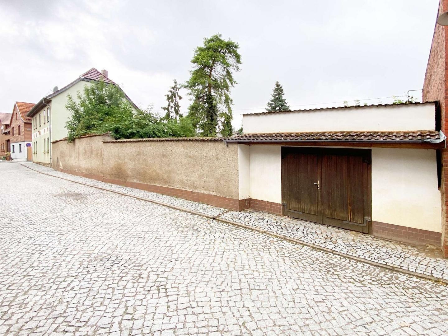 Straßenansicht Garage