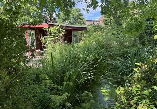 Gartenteich und Laube