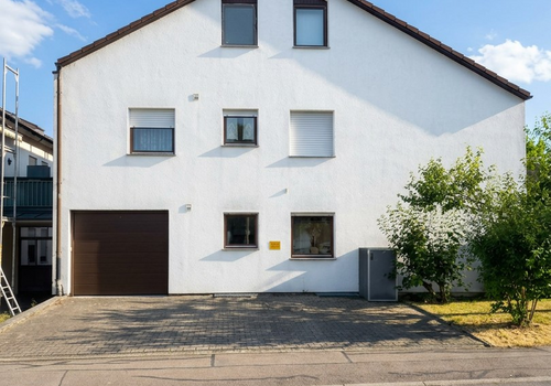 Hausansicht seitlich + Garage