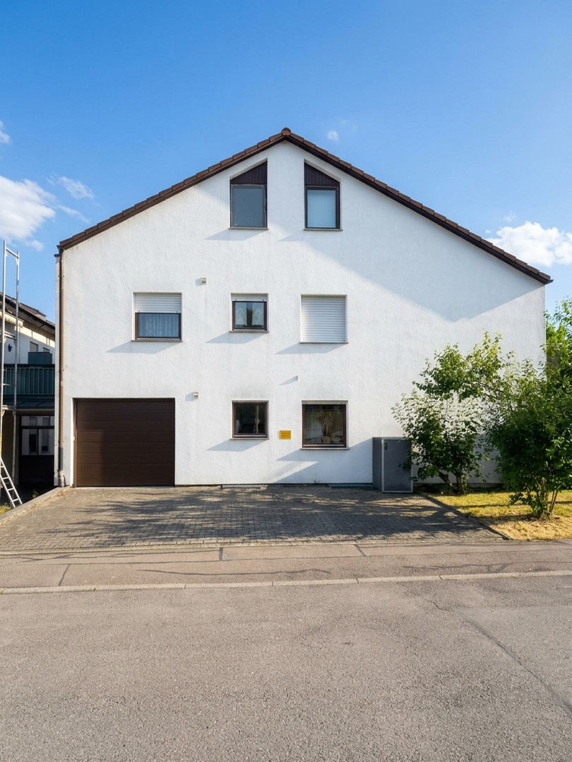 Hausansicht seitlich + Garage