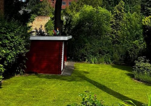 Garten mit Gartenhaus