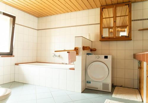 Bad OG mit Wanne Dusche 
