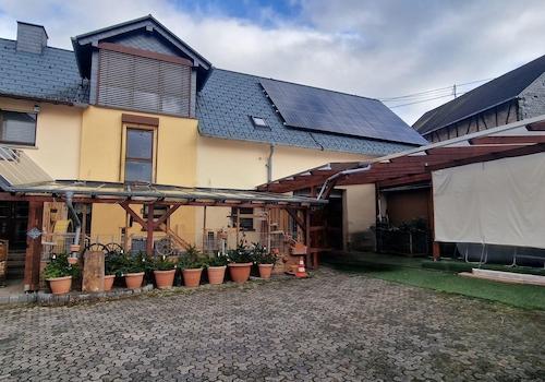 Hof mit überdachter Terrasse