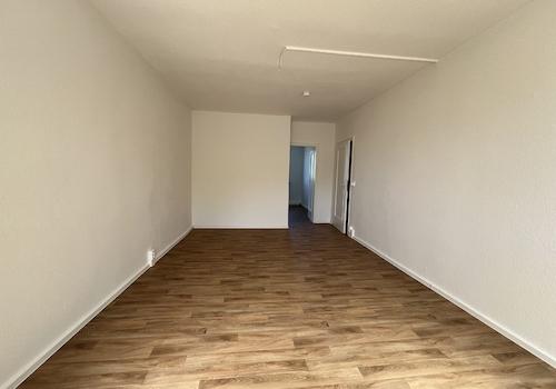 Wohnzimmer Blick Flur und Schlafzimmer