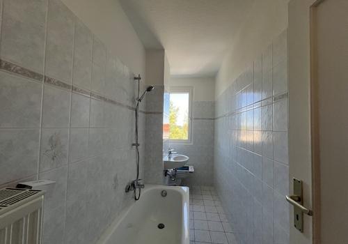 Bad mit Fenster und Wanne